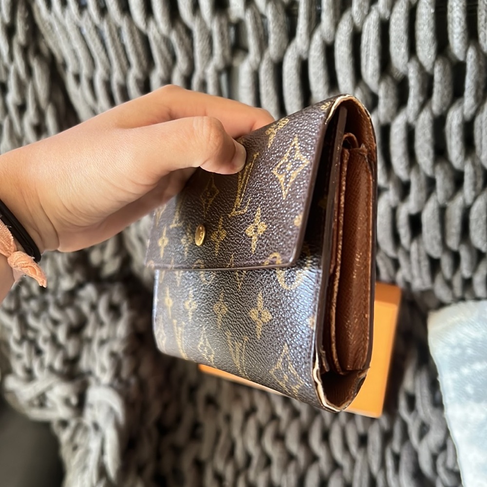 Authentic Louis Vuitton International wallet - Picture 4 of 10